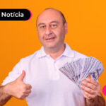 imagem de pessoa idosa com notas de dinheiro na mão