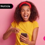 imagem de pessoa feliz olhando para o celular
