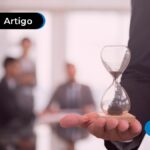 Pessoa segurando uma ampulheta