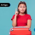 Pessoa com um olhar atento atrás de uma mala