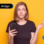 Pessoa com um olhar confuso segurando um celular