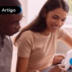 Duas pessoas sorrindo olhando um tablet