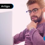 Pessoa olhando para um computador