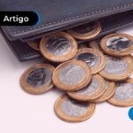 Imagem de uma carteira saindo moedas de dentro