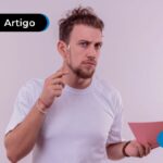 Imagem mostra jovem com expressão pensativa.