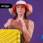 Pessoa com um olhar confuso segurando uma mala amarela