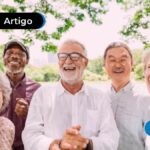 Cinco pessoas de mais idade sorrindo