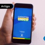 Pessoa segurando um celular abrindo no aplicativo do Cadastro Único