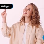 Pessoa feliz apontando para cima