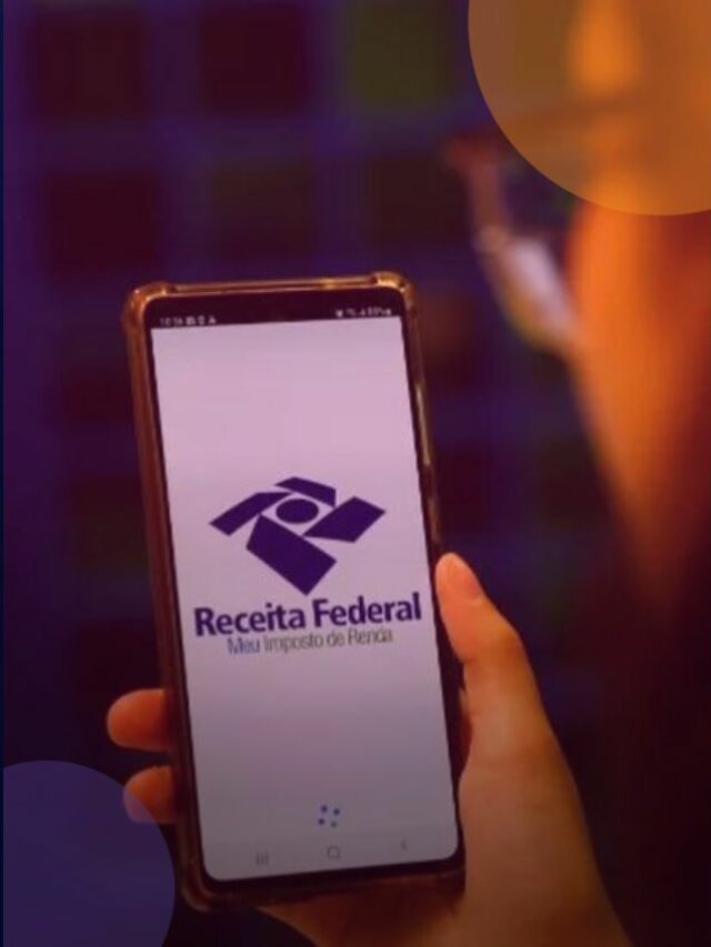 Pessoa segurando o celular abrindo o aplicativo da Receita Federal