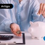 Pessoa colocando moedas em um cofrinho