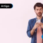 Pessoa com olhar de dúvida segurando o celular