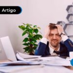 Pessoa com uma expressão triste em frente ao computador