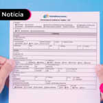 Imagem ilustra mão segurando um documento.