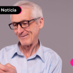 imagem de pessoa idosa olhando para o celular