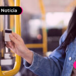 Imagem mostra jovem em ônibus.