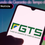 Mão de uma pessoa mexendo no celular com a logo do FGTS na tela.