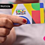 pessoa segurando cartão bolsa família