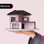 Imagem mostra mão segurando miniatura de casa.