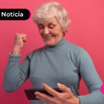 Imagem mostra pessoa de idade comemorando.