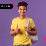 Imagem mostra estudante sorrindo com mochila nas costas.