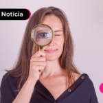 Imagem mostra jovem segurando uma lupa.