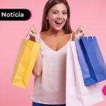 Imagem de jovem sorrindo segurando sacolas.