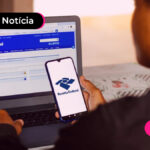 imagem de pessoa mexendo no celular com o site da receita federal