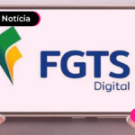 Mãos de uma pessoa segurando um celular na horizontal que possui a logo do FGTS digital na tela.