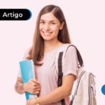 Estudante sorrindo com uma mochila nas costas e segurando um caderno