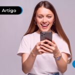 Pessoa sorrindo olhando para o celular
