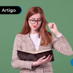 Pessoa com um olhar de dúvida olhando para o caderno