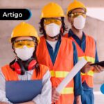 Trabalhadores vestindo equipamentos de segurança.