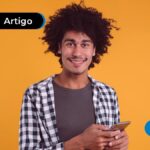 Pessoa sorrindo segurando o celular