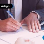 imagem de pessoa executiva anotando em papel