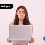 Pessoa com o olhar de dúvida olhando para o computador