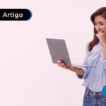Pessoa com um olhar apreensivo vendo o computador