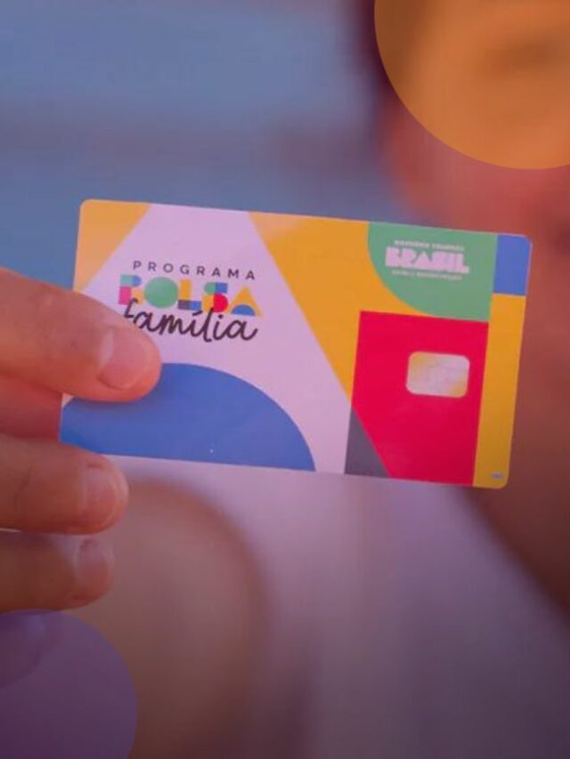 Pessoa segurando o cartão do Bolsa Família