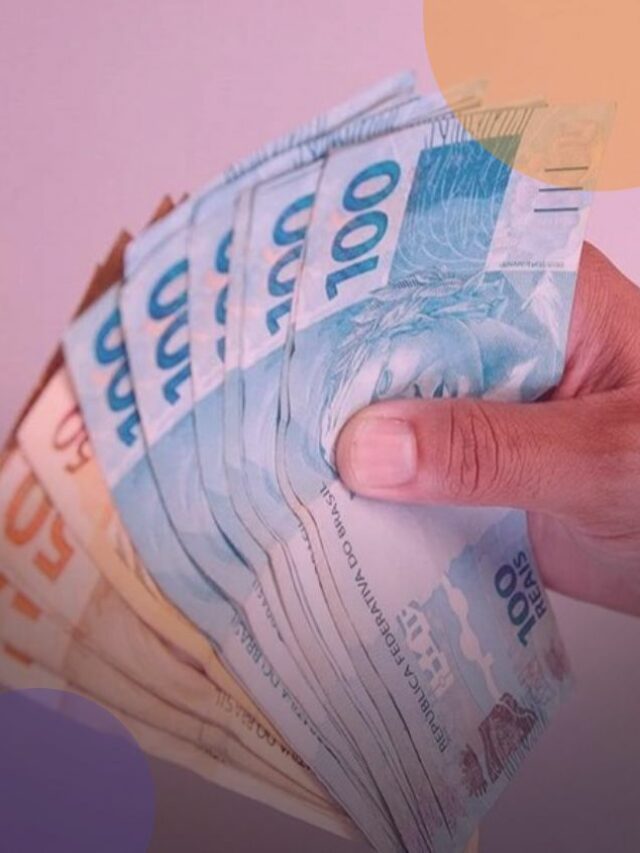 Pessoa segurando notas de cinquenta e cem reais