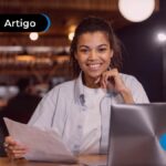 Pessoa sorrindo segurando um papel