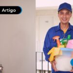 Pessoa segurando um balde com produtos de limpeza
