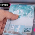 Pessoa tirando dinheiro de caixa eletrônico.