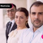 Imagem mostra três pessoas jovens sorrindo.