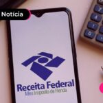 Celular com aplicativo da Receita Federal na tela.
