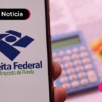 Imagem mostra pessoa segurando celular com aplicativo da receita federal aparecendo na tela.