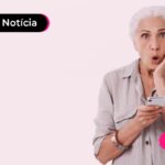 Pessoa de idade com expressão surpresa segurando um cartão.