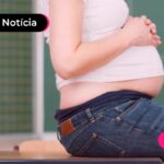 Imagem mostra grávida sentada em banco.
