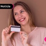 imagem de pessoa sorrindo com cartao na mäo