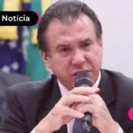 Ministro do Trabalho fazendo segurando o microfone enquanto fala.