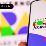Celular com aplicativo do programa bolsa família na tela.